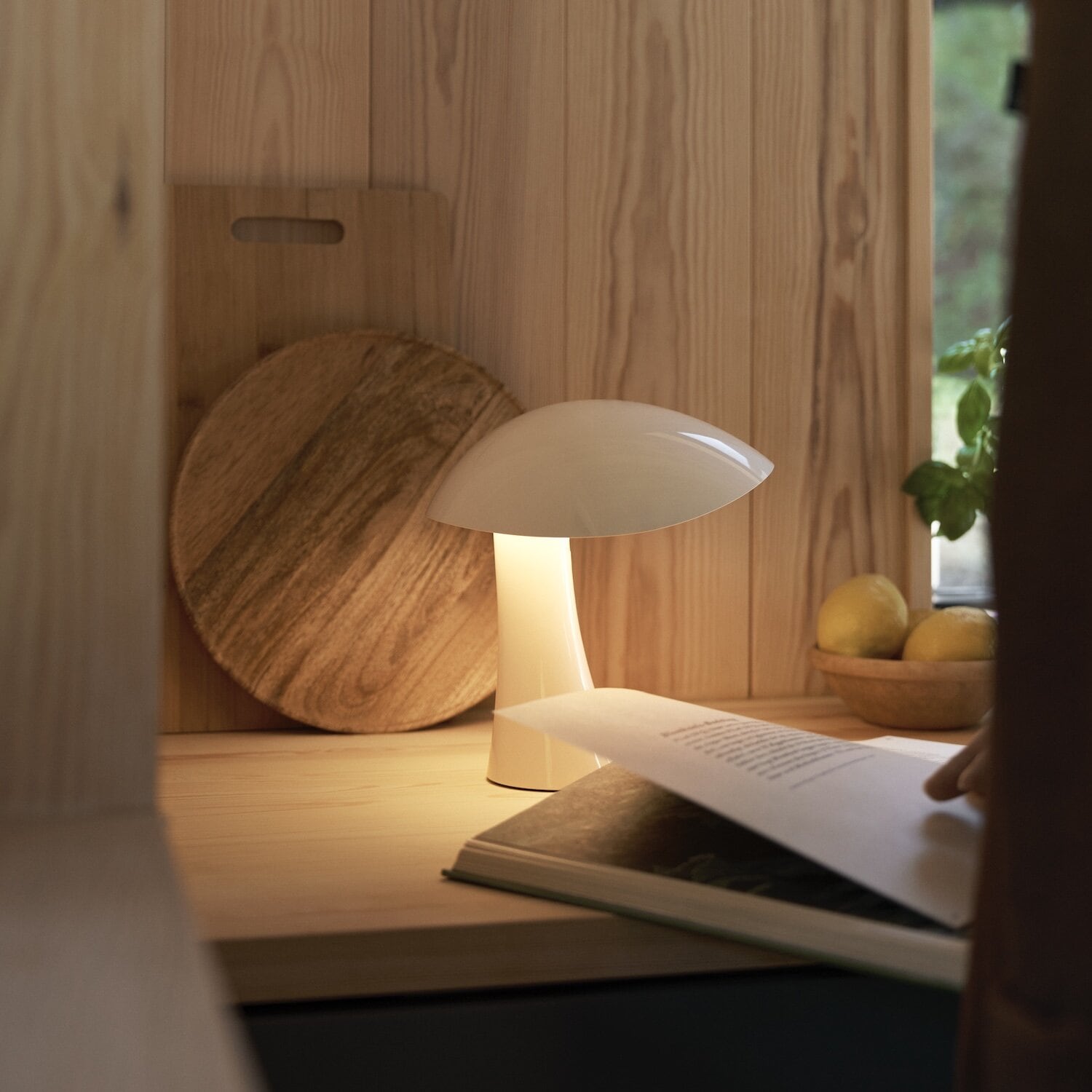 https://www.norrmalmsel.se/pub_docs/files/AW25-Rumee-Louis-Poulsen_NYHET_portabel-lampa.jpeg
