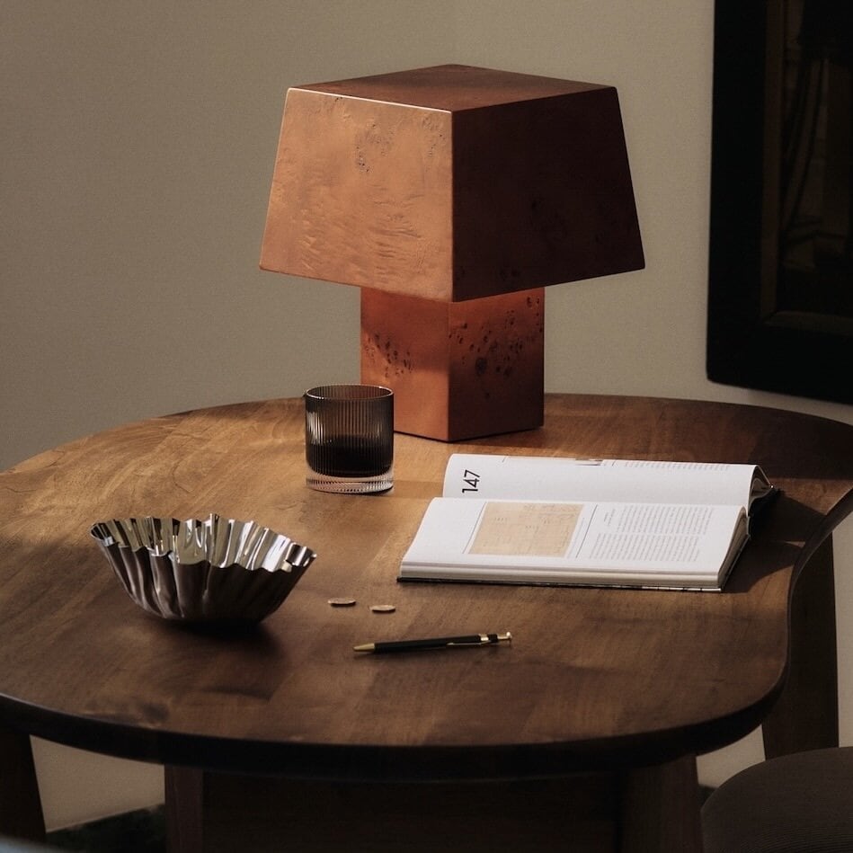 https://www.norrmalmsel.se/pub_docs/files/Bordslampor_FermLiving_AW25_BurlTableLamp_DarkStainedBurl-2.jpeg