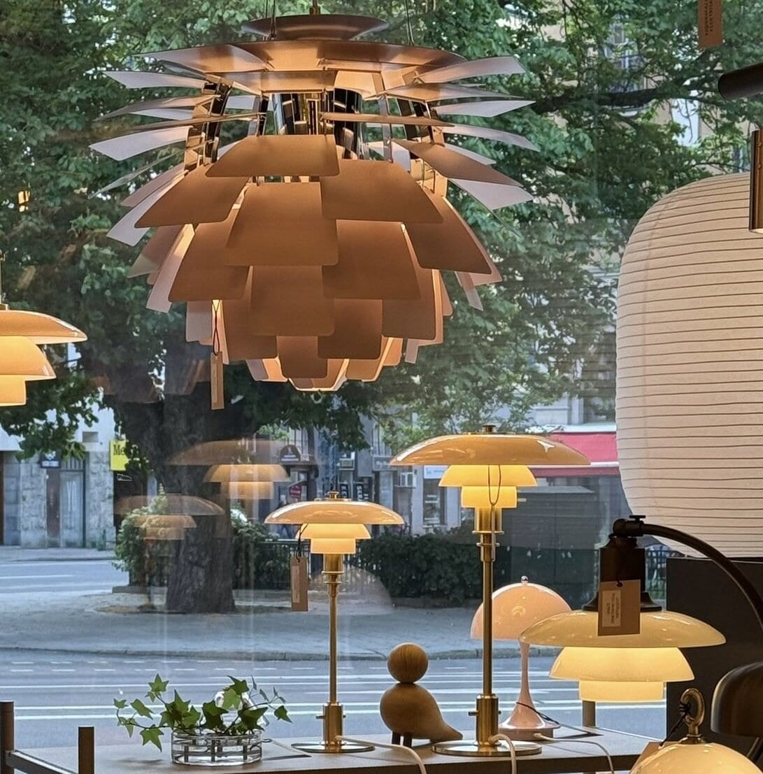 https://www.norrmalmsel.se/pub_docs/files/Norrmalms-Elektriska-butiksbild_Artichoke_PH_Rose_Louis-Poulsen_Lampbutik-Stockholm.jpg