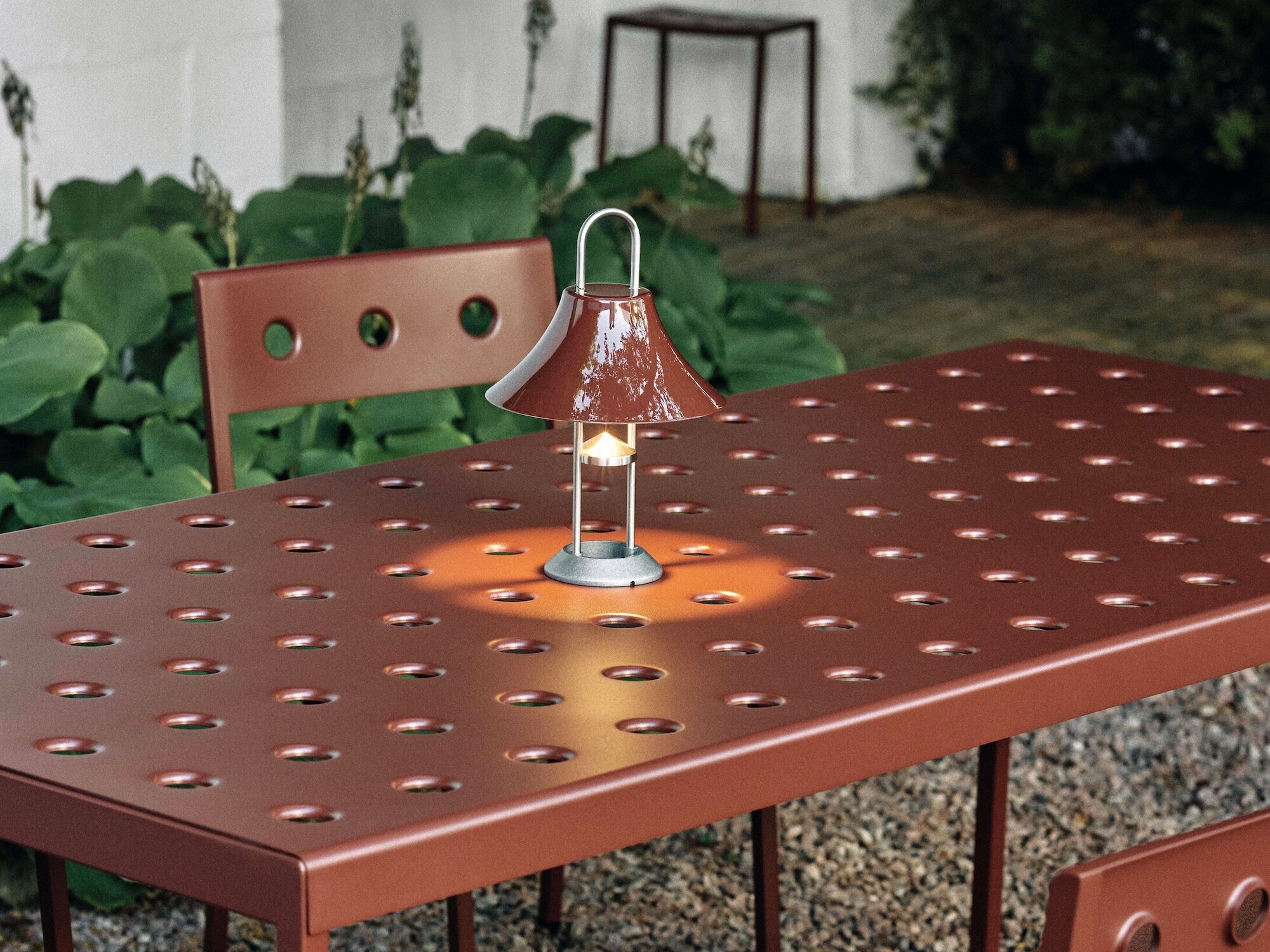https://www.norrmalmsel.se/pub_docs/files/NorrmalmselektriskaaffärAB/Mousqueton-Lamp-iron-red_hay.jpg