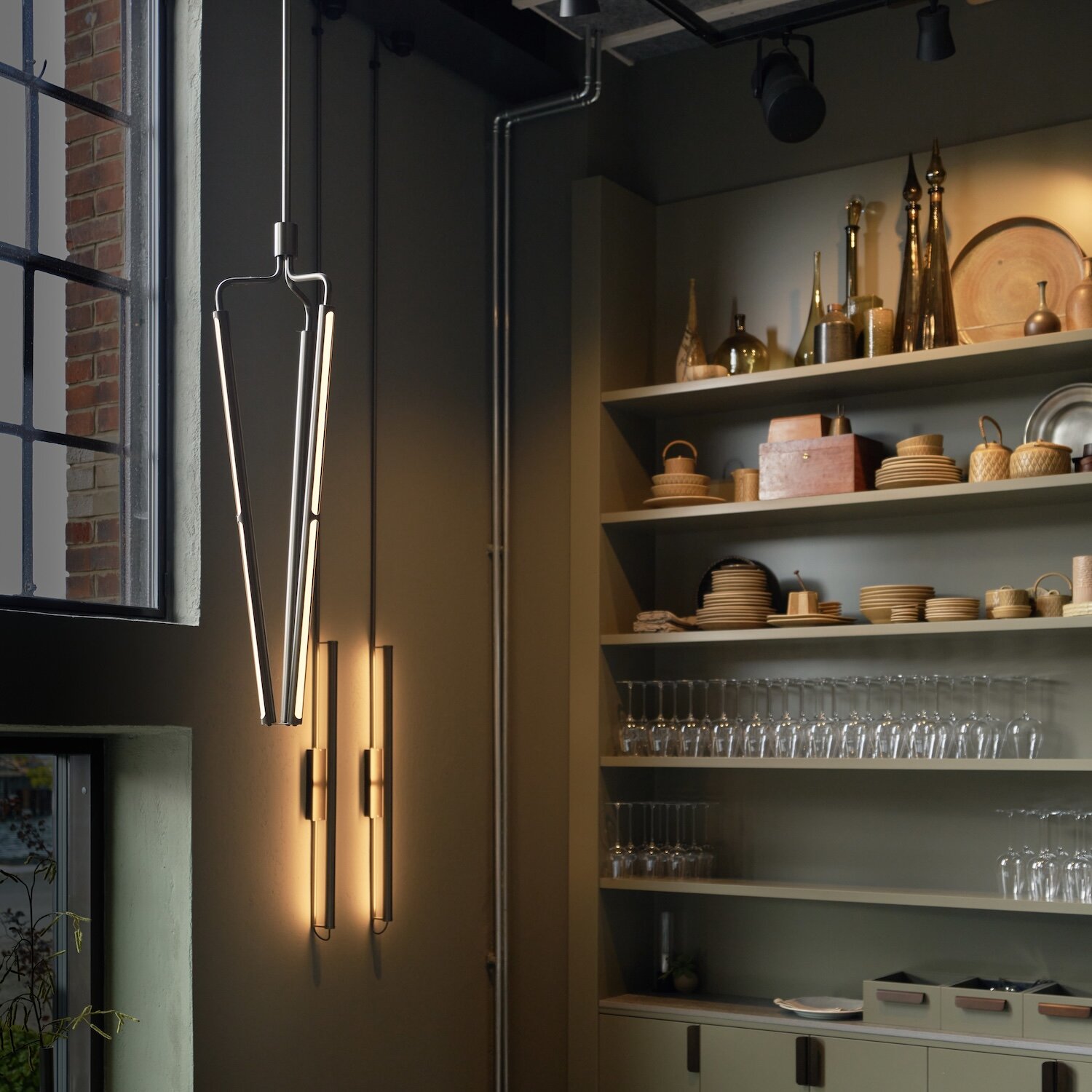 https://www.norrmalmsel.se/pub_docs/files/RUBN__Bloomsbury_Wall_800_BVBrass_Direct_Connection_Bloomsbury_3_Chandelier_Long.jpg