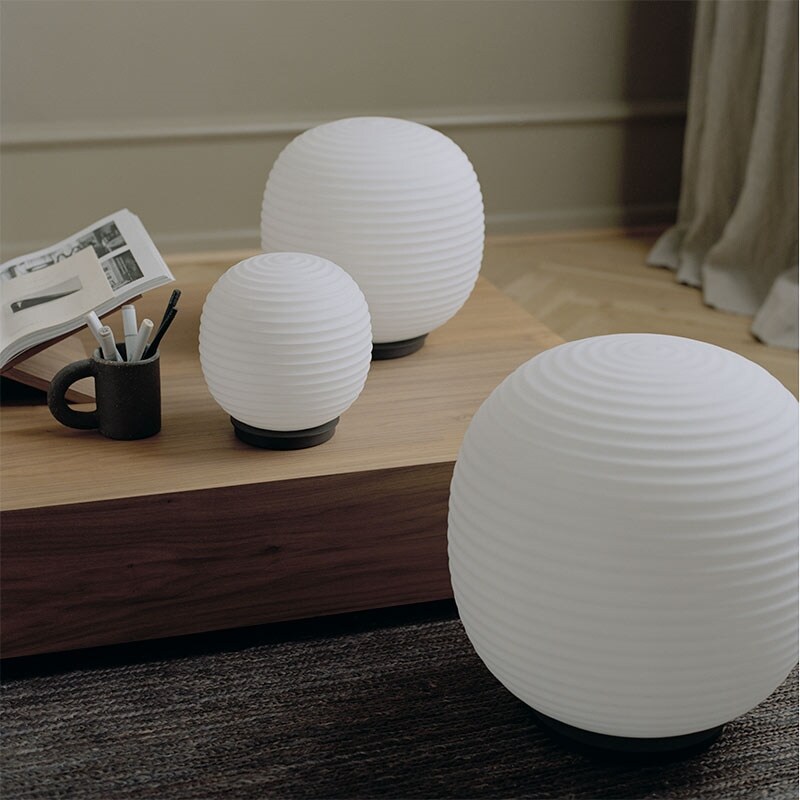 Lantern Globe bordslampa medium New Works Norrmalms Material bordslampa vitt opalglassvart New Works