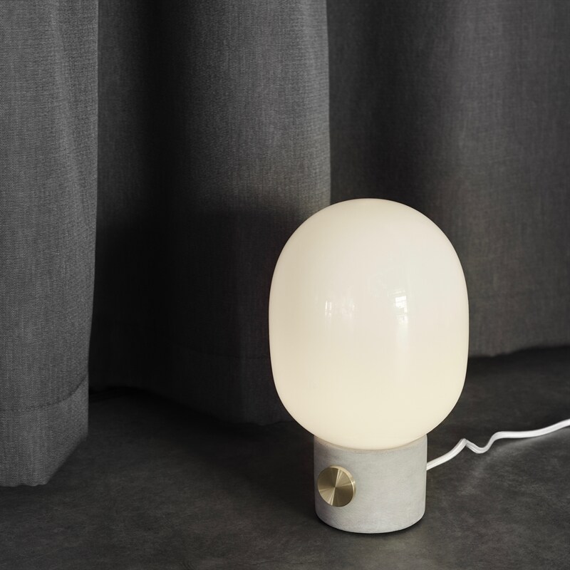 JWDA Concrete Bordslampa ljus gråmässing Menu Norrmalms JWDA bordslampa ljusgrå, betongdimmerknapp i mässing