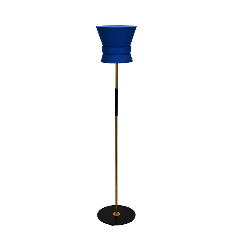 Bow liten golvlampa rå mässing midnight blue